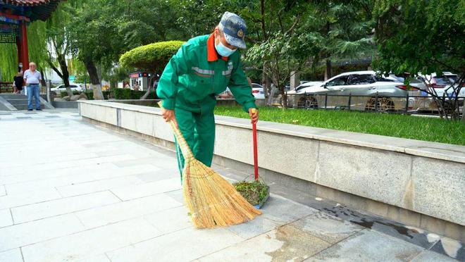 开云体育“城”人之美 榜样力量|李美婷:一股“牛”脾气扮靓绿化路(图4) 开云体育“城”人之美 榜样力量|李美婷:一股“牛”脾气扮靓绿化路(图4)