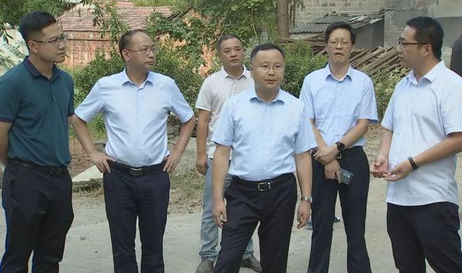 武穴市长查俊到二里半社区家湖开云体育 开云平台小区为这项工作“把脉问诊”(图1)