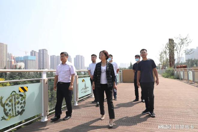 开云体育 开云平台三门峡市公路中心领导实地督导仰韶大道绿化景观提升项目(图2)