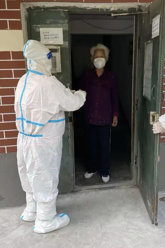 化身“大白”我的战“疫”日记--园林绿化养护中心下沉防疫一线开展志愿服务(二)开云体育 开云官网(图1)