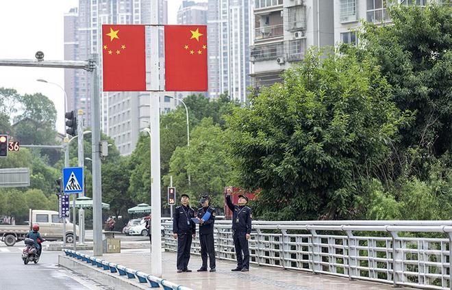 开云体育 开云平台重庆南川：扮靓城区 喜迎国庆(图1)