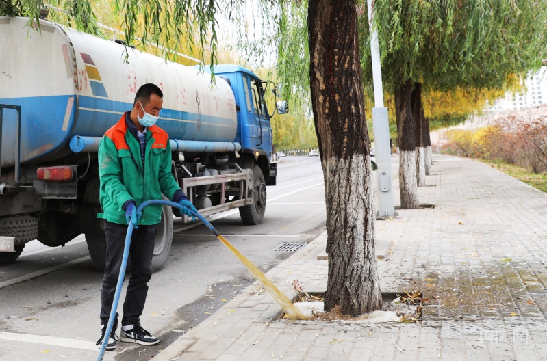 组图丨甘肃会开云体育 开云平台宁：秋冬园林管护忙(图1)