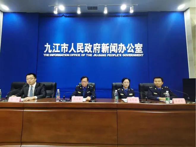 开云体育 开云官网2022年市城管局拆墙透绿工作专题新闻发布会召开(图1)