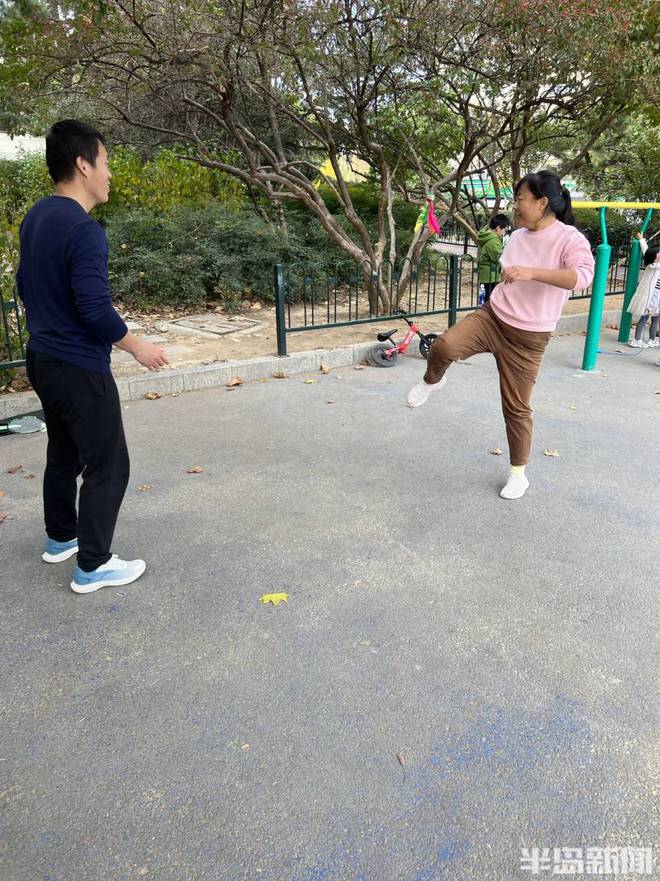 开云 开云体育“八分钟健身圈”触手可及！记者实地探访：家门口就可运动乒乓球桌很抢手(图3)
