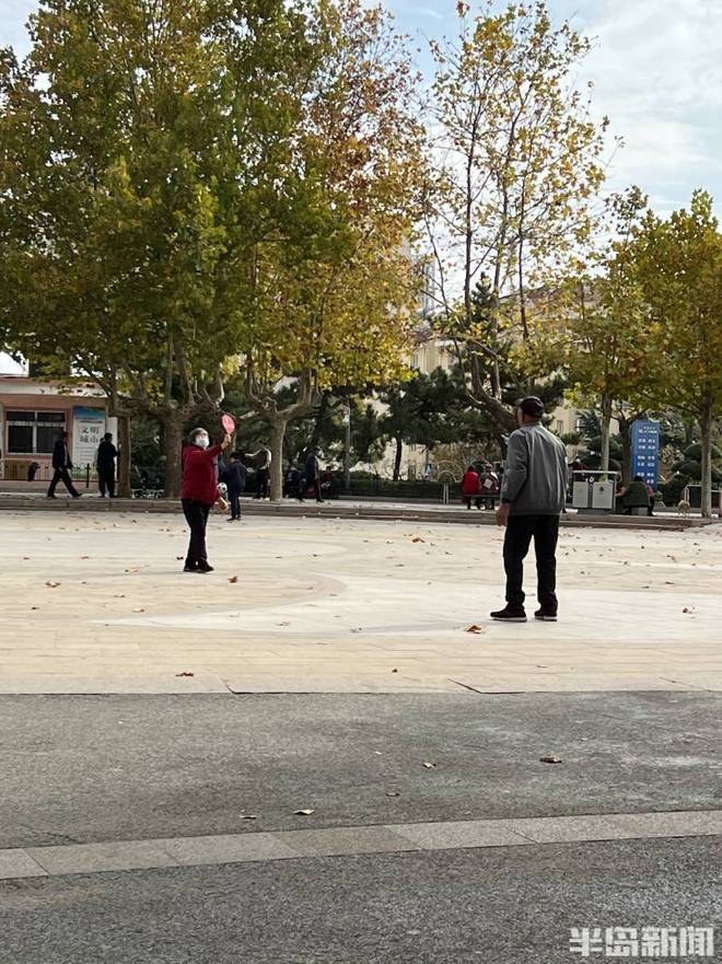 开云 开云体育“八分钟健身圈”触手可及！记者实地探访：家门口就可运动乒乓球桌很抢手(图6)