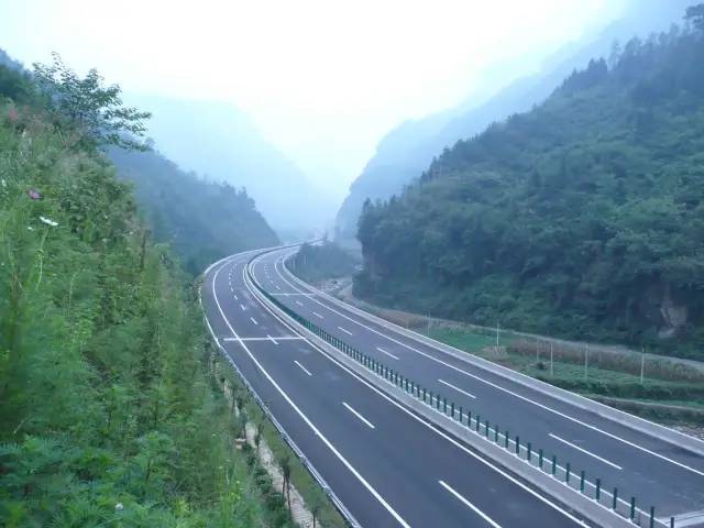 开云体育 开云平台【地理探究】建设中的京台高铁线去台湾》《坐上高铁去台北》为啥高速两边50米内不能种庄稼而要绿化？原来有这么多考点(图6)