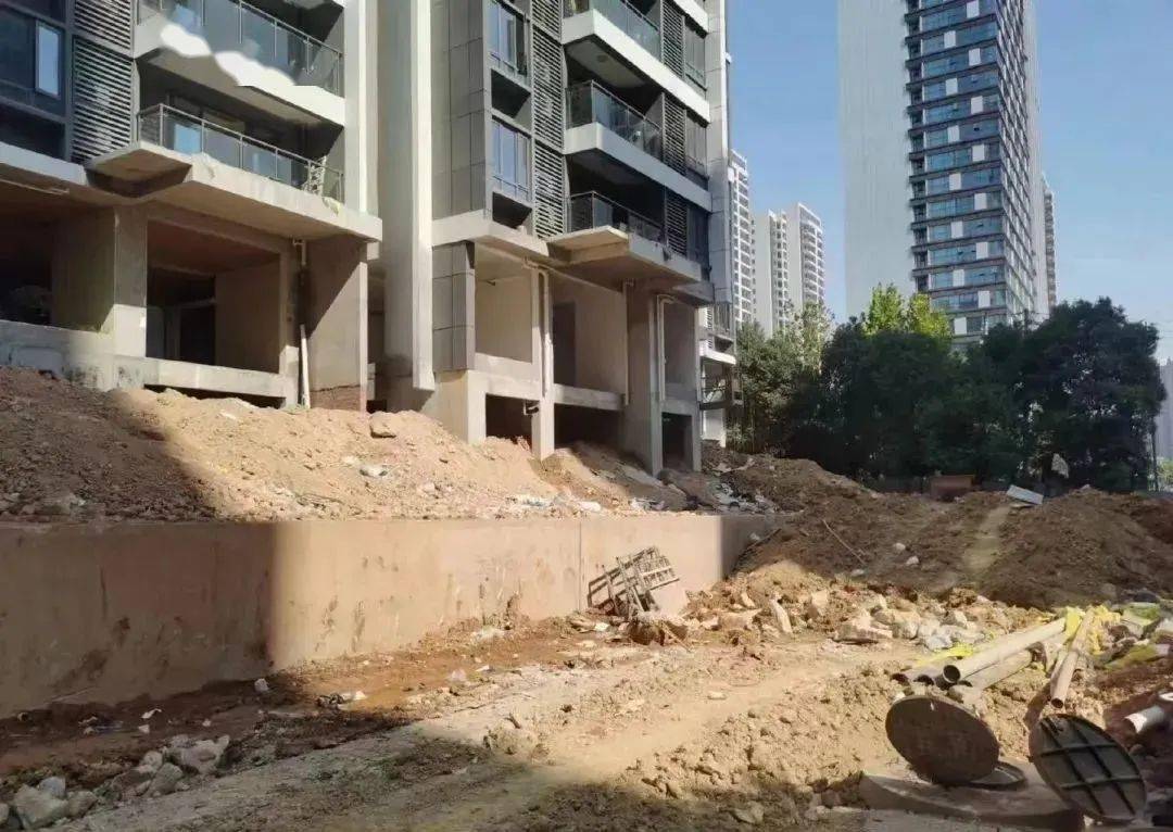 开云体育 开云平台绿化严重减配、没完工强行交房、直接告知停工……让业主头疼的事儿真多！(图4)