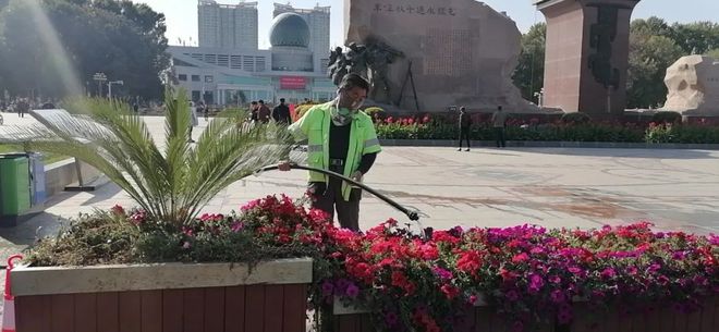 开云 开云体育平台园林绿化不停歇坚守岗位“靓”市容！(图1)