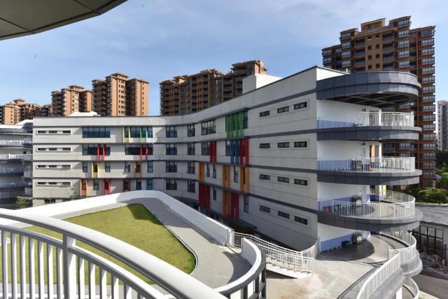 开云 开云体育小学校园：以对称的“菱形”布局围合式的庭院设计(图1)