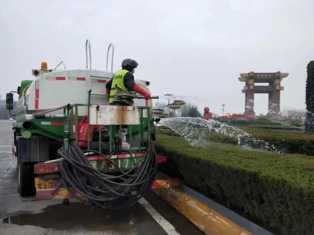开云体育 开云官网保障绿植安全越冬 开封示范区城管局做好园林绿化“冬防”作业(图3)