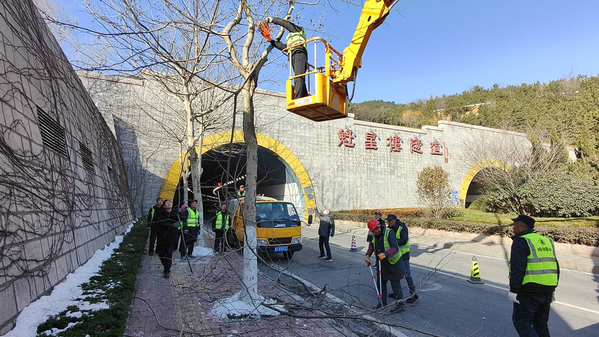 开云体育 kaiyun.com 官网入口烟台市区绿化养护工作全面启动(图1)