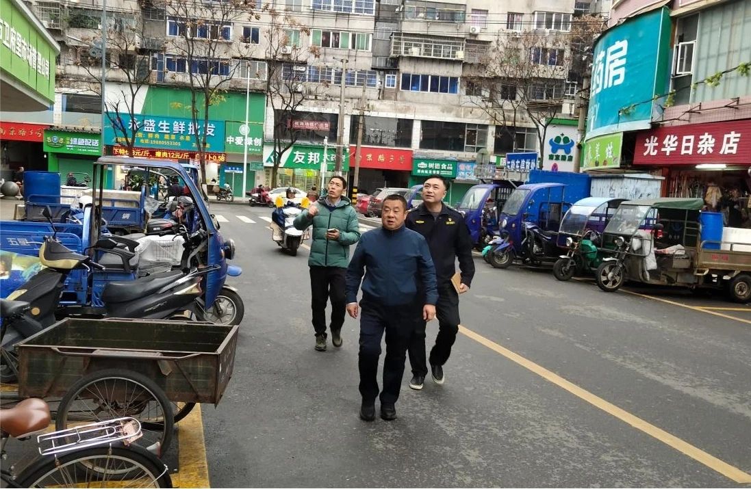吴忠浩调度中心城区园林开云体育 kaiyun.com 官网入口绿化管养及市容环境整治工作(图2)