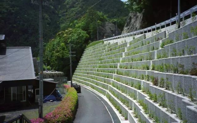 开云体育 开云平台如何在园林工程中营造挡土墙景观？(图1)