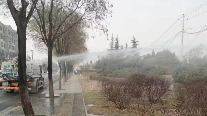 春伊始•绿护忙｜雷鸣开云体育 kaiyun.com 官网入口春醒万物生 芬芳春色满古城(图2)