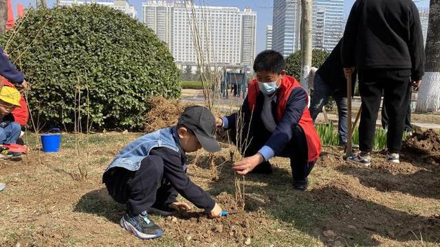大手牵小手 迎春添新绿——临沂市园林环卫中心人民广场管理办公室开展植树节活动Kaiyun 开云(图1)