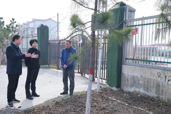 开足马力！潢川“强绿化 保顺畅开云 开云体育”全力提升路域环境！(图1)