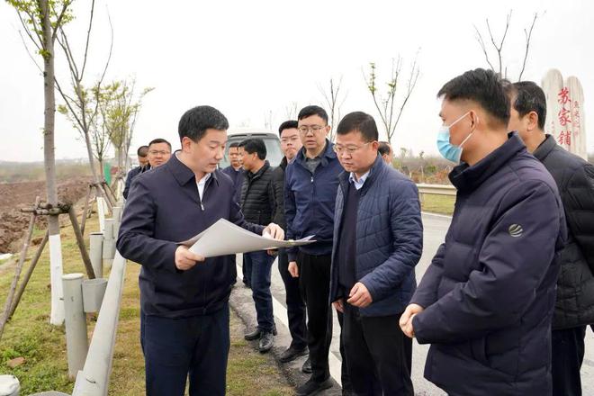陈风调研农村公路绿化、106国道整体提开云体育 kaiyun.com 官网入口升、擦亮小城镇、千亩月季园建设工作(图1)