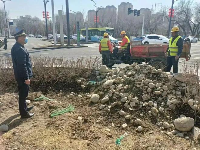 园林绿化养护中心开展绿地环境整开云 开云体育治行动 助力文明城市创建(图1)