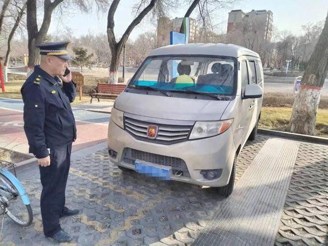 开云体育 开云平台园林绿化养护中心清理违停净化道路环境 助力文明城市创建(图1)
