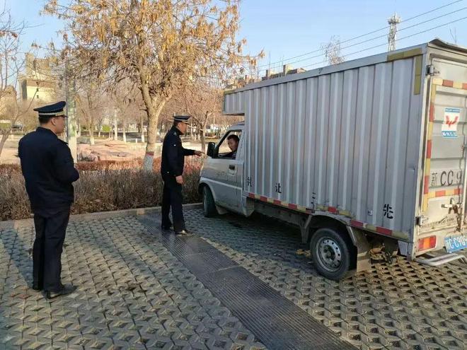 开云体育 开云平台园林绿化养护中心清理违停净化道路环境 助力文明城市创建(图2)