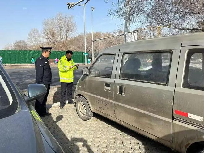 开云体育 开云平台园林绿化养护中心清理违停净化道路环境 助力文明城市创建(图3)