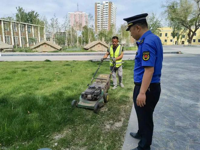 园林绿化养护中心全面做好草坪修剪工开云 开云体育官网作(图1)