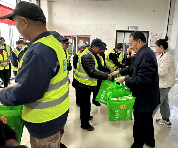 开云 开云体育工会送温情 关爱园林工(图2)