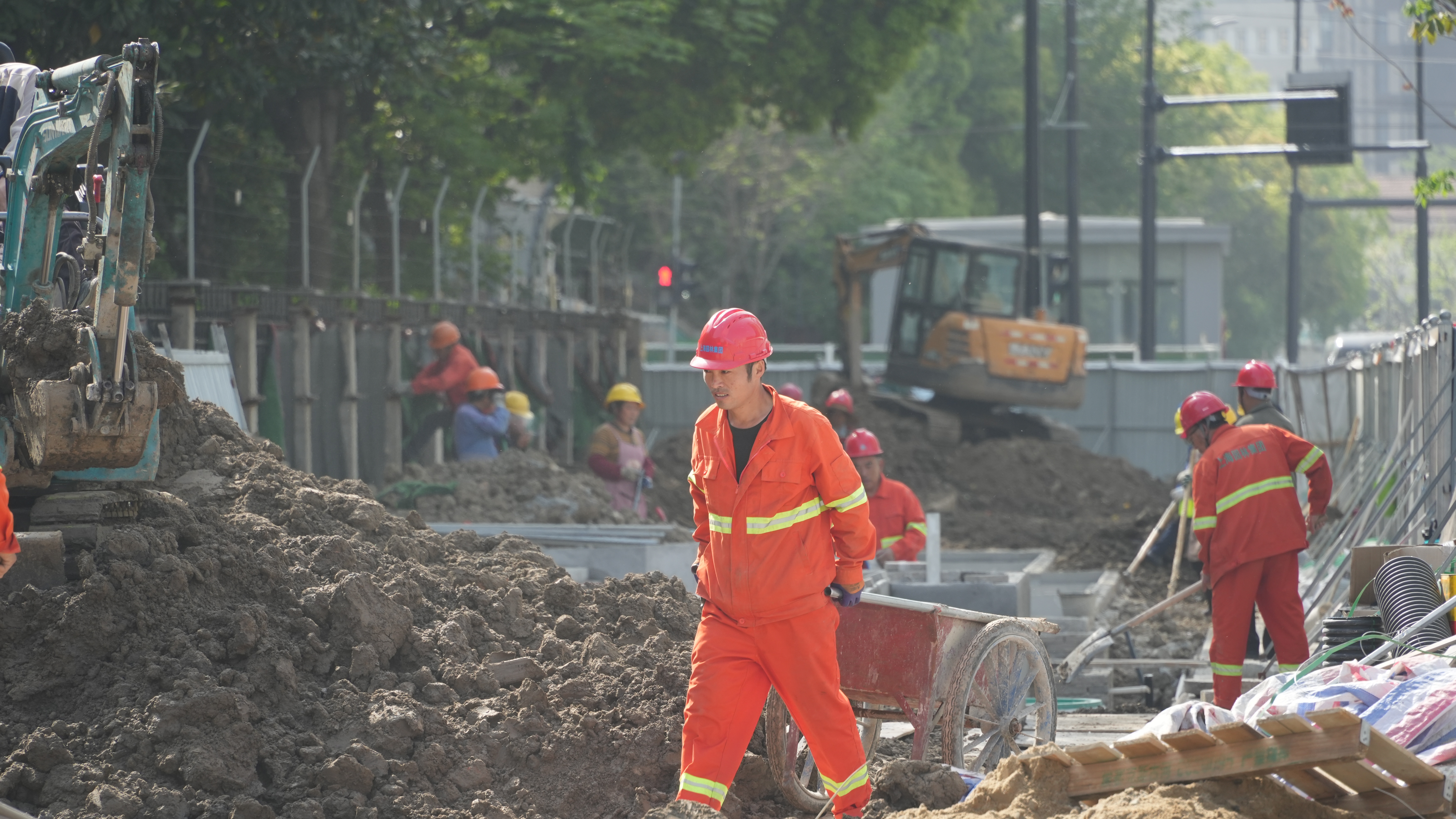 开云体育 开云平台武宁南路绿化恢复项目：地铁工地变绿地花园旧貌换新颜(图3)