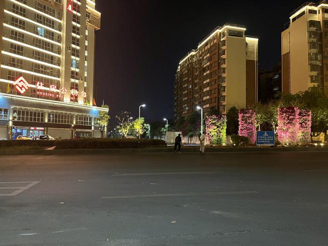 开云 开云体育平台云求助丨四川西昌一道路1小时内86人横穿绿化带 市民：建议增加斑马线(图2)