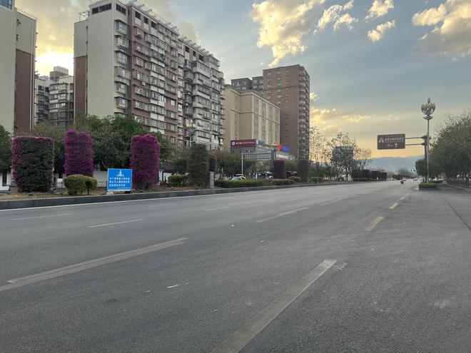 开云 开云体育平台云求助丨四川西昌一道路1小时内86人横穿绿化带 市民：建议增加斑马线(图1)