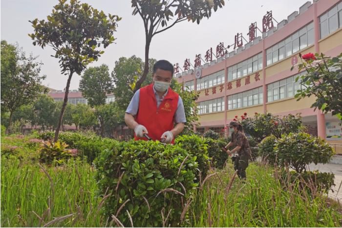 开云体育 开云平台南阳市园林绿化中心：走进儿童福利院修枝剪叶扮靓颜(图5)