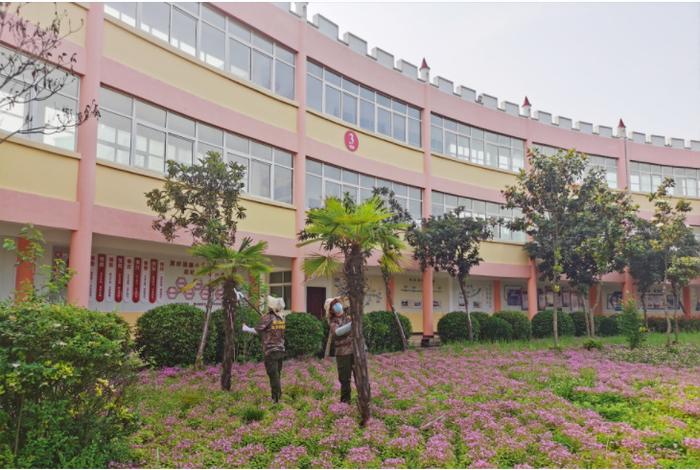 开云体育 开云平台南阳市园林绿化中心：走进儿童福利院修枝剪叶扮靓颜(图4)