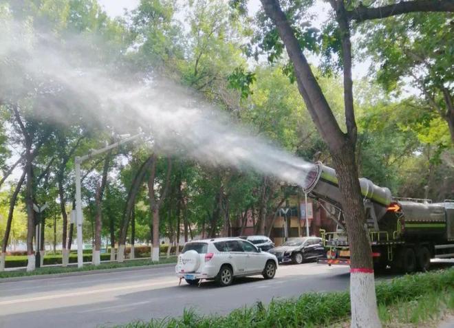 开云 开云体育官网园林绿化养护中心“打药除虫” 做好夏季绿化养护(图1)
