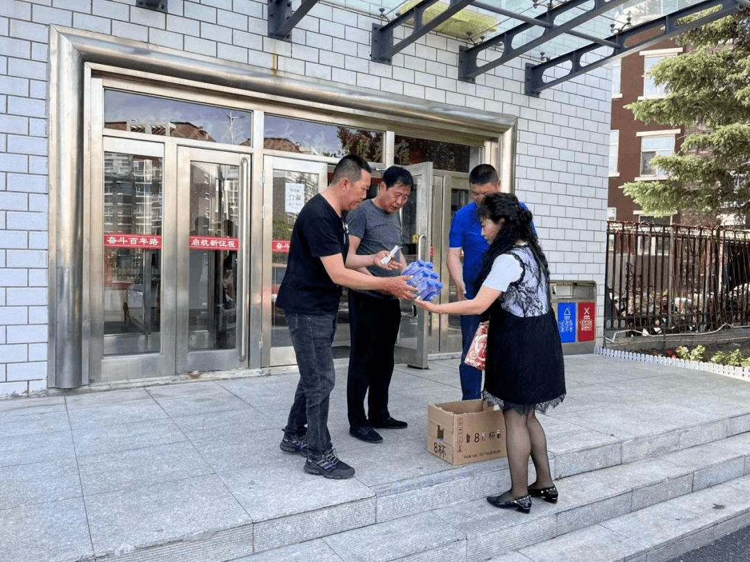 园林绿化服务中开云 开云体育官网心：高温下 为一线绿化工人送清凉(图1)