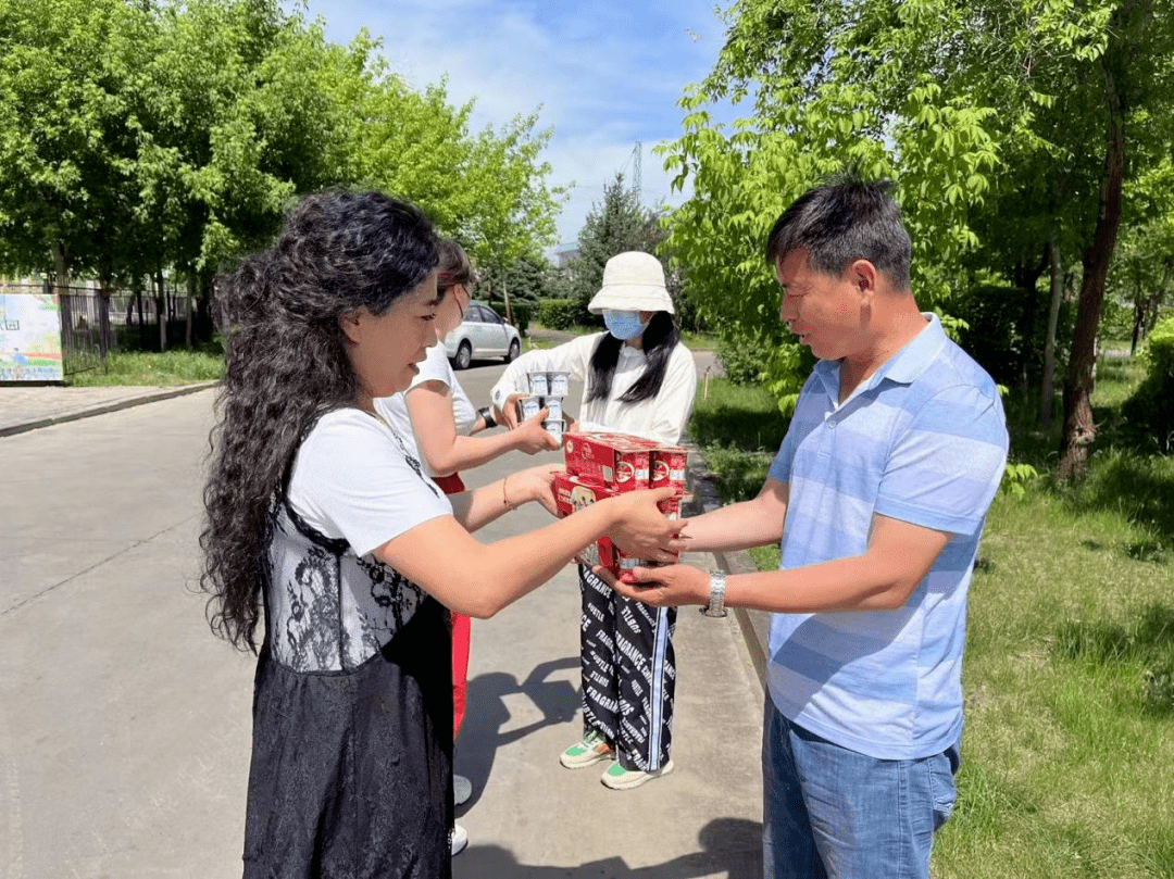 园林绿化服务中开云 开云体育官网心：高温下 为一线绿化工人送清凉(图2)