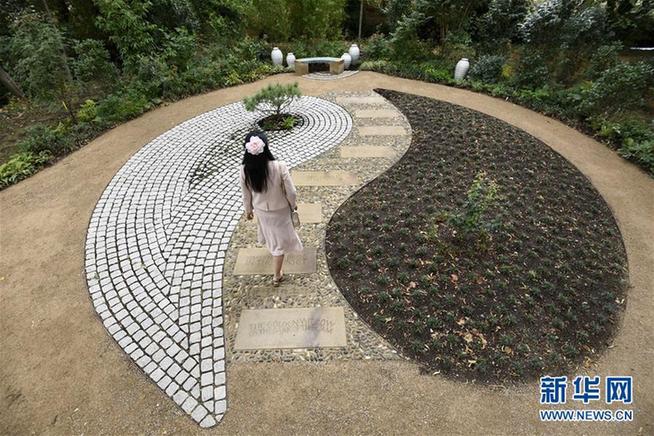 通讯：诗歌为媒 开云体育 开云官网草木关情——英国剑桥大学建中式花园纪念徐志摩(图1)