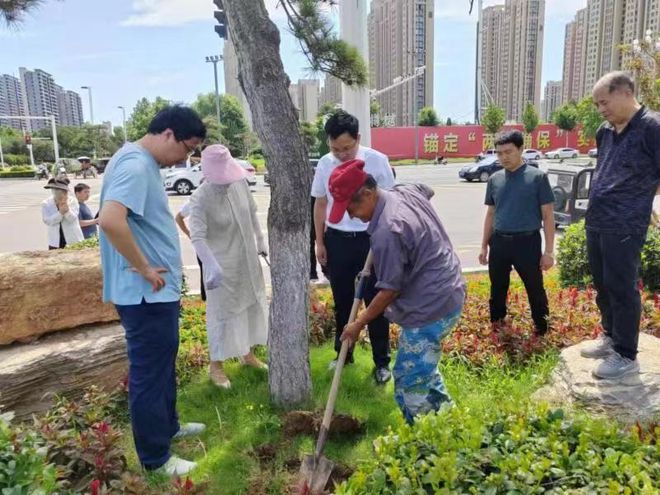 Kaiyun 开云把脉问诊 科学防治 省园林专家现场指导商丘市园林绿化养护管理(图1)