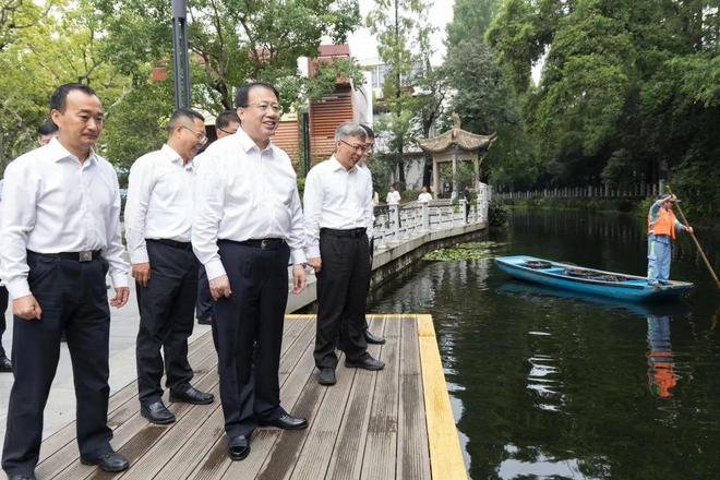 开云体育 Kaiyun.com 官网入口聚焦城市公共空间品质提升、无障碍环境建设等工作龚正今天调研城市建设领域民生项目(图1)