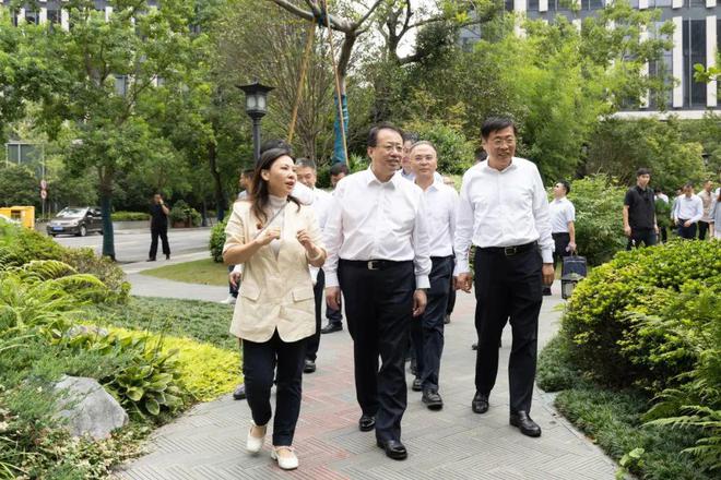 开云体育 Kaiyun.com 官网入口聚焦城市公共空间品质提升、无障碍环境建设等工作龚正今天调研城市建设领域民生项目(图3)