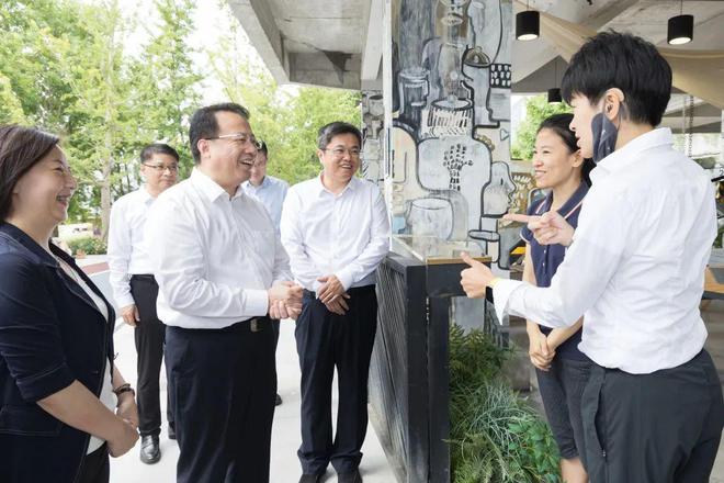 开云体育 Kaiyun.com 官网入口聚焦城市公共空间品质提升、无障碍环境建设等工作龚正今天调研城市建设领域民生项目(图2)