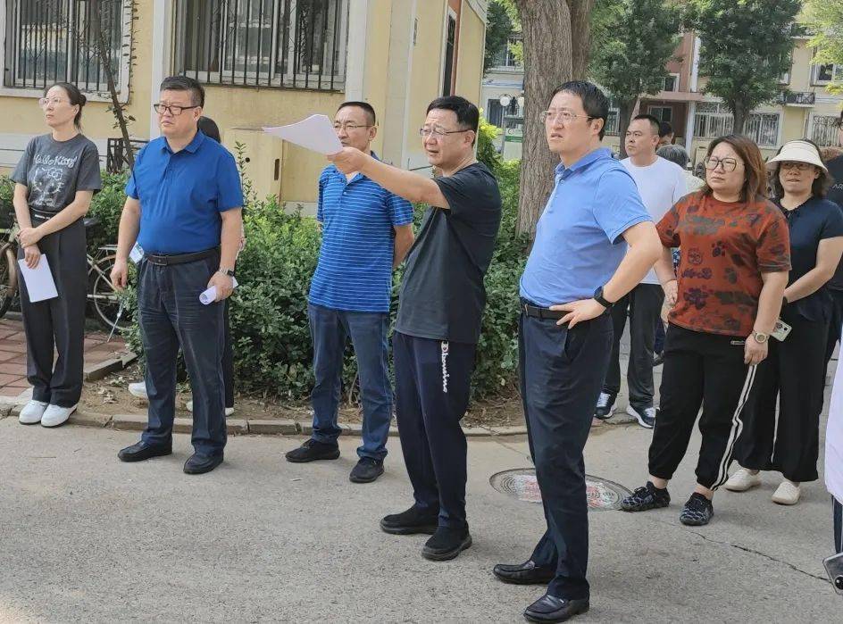 开云APP 开云官网入口区园林绿化局局长张香东带队对我区城镇绿地养护管理工作进行检查(图1)