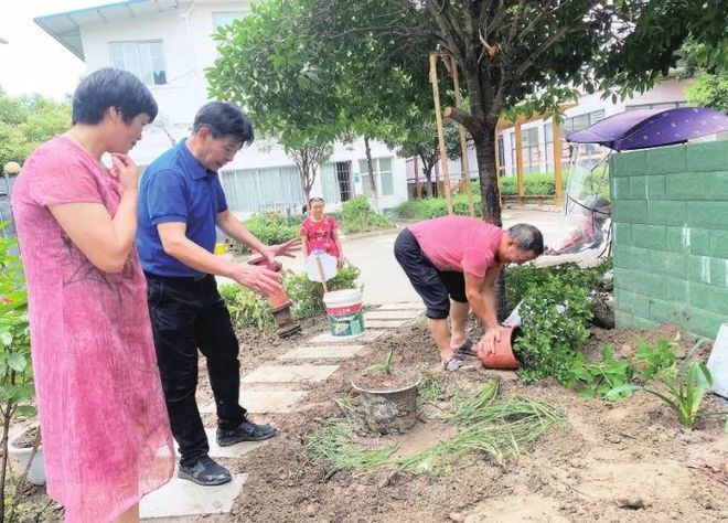 开云体育 开云官网用邻里情“浇灌”小花园！遂宁一小区居民自筹资金设计改造绿化带(图1)