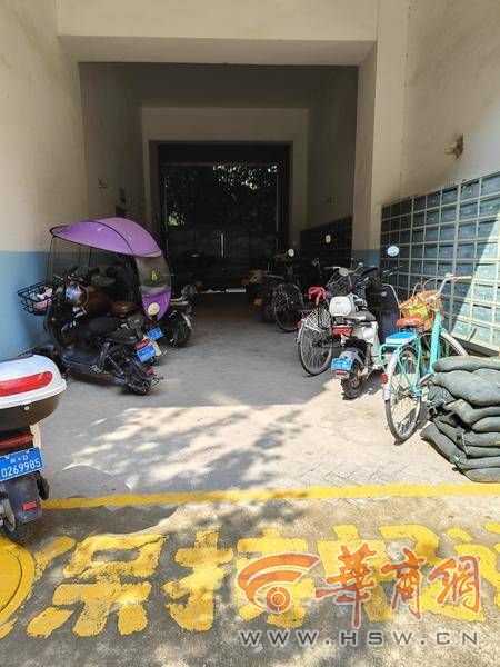 108坊故事有住户嫌没地儿Kaiyun 开云体育停车、有住户嫌破坏绿化 老小区新建电动车棚“左右为难”(图1)