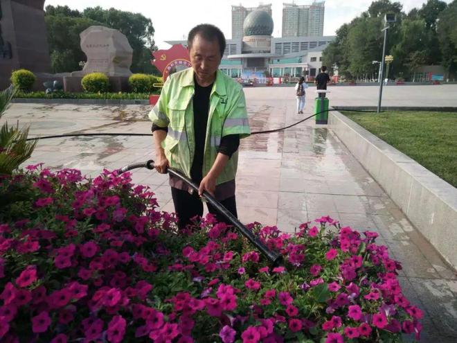 园林绿化开云体育 开云平台养护中心多措并举开展夏季绿化养护管理工作(图2)
