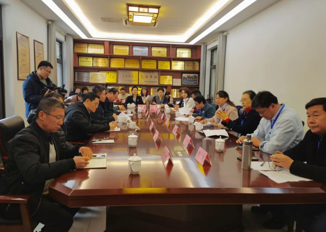 济南市政协开展“还湖于民、还绿于民——提升大明湖南岸及西Kaiyun 开云护城河景观建设”第一次现场商量_泉城新闻_大众网(图1)