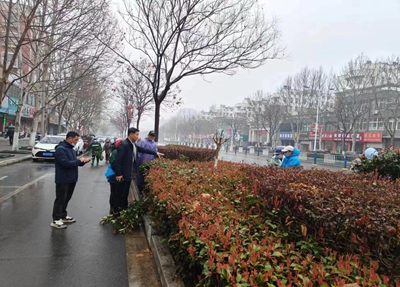 罗山县住建局园林绿化中心：不负一年好Kaiyun 开云春光 园林绿化养护忙(图1)