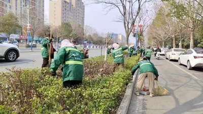罗山县住建局园林绿化中心：不负一年好Kaiyun 开云春光 园林绿化养护忙(图2)