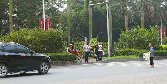 Kaiyun 开云“绿化带”变成“夺命带”老司机都想骂娘了这TM谁设计的(图3)