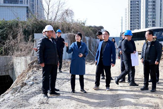 开云APP 开云官网入口潢川：余华调研城市道路建设工作(图1)
