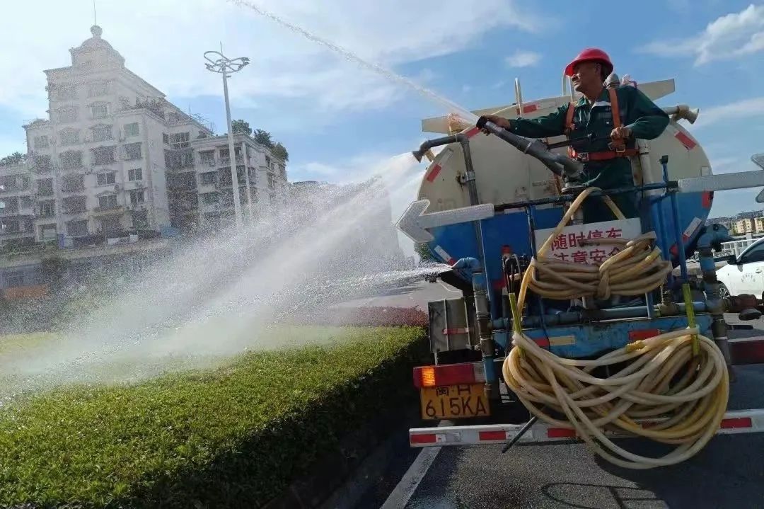 开云 开云体育官网建阳区城管局：花开满径春正好园林绿化养护忙(图1)